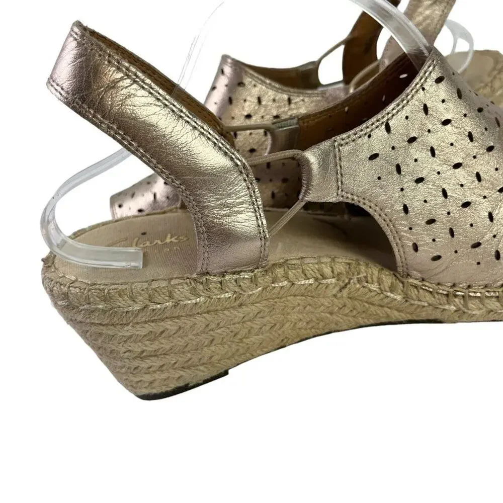 Clarks Artisan Espadrille Wedge Slingback Sandals Gold Perforated Shoes sz 9.5 W